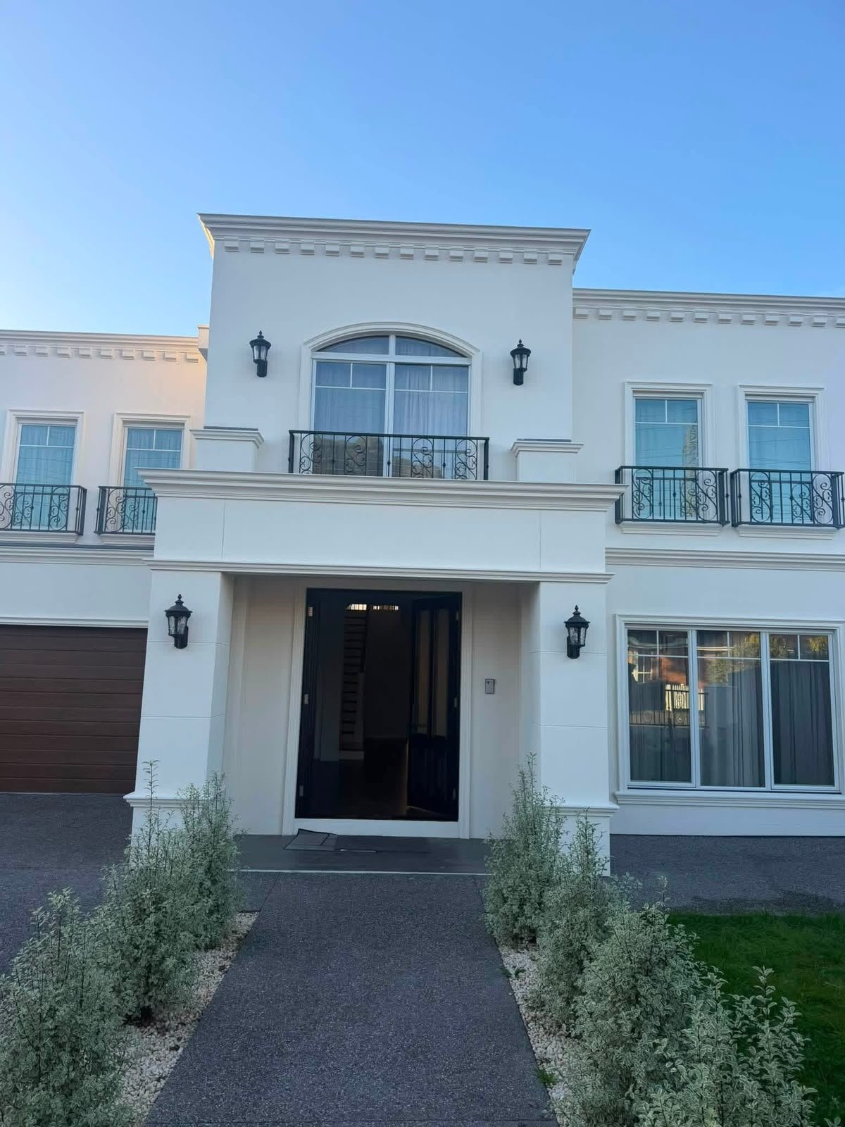 Luxury Home Exterior: Full Facade